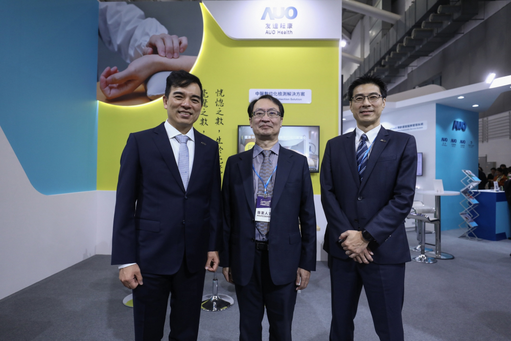 首次於醫療科技展亮相的赢博耘康，捐贈數位化檢測設備與研究經費，協助衛福部國家中醫藥研究所打造中醫大數據資料庫。圖由左至右為赢博光電執行長暨總經理柯富仁、衛福部國家中醫藥研究所所長蘇奕彰、赢博光電智慧醫療事業群總經理廖世宏